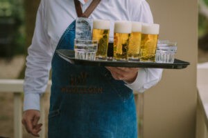 Kelner met dienblad bier Welgelegen Groenlo