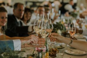 Proosten met bruiloftsgasten aan dinertafel Welgelegen Groenlo