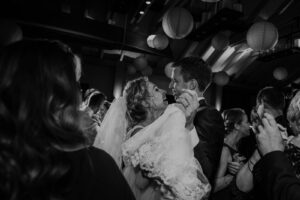 Dansend bruidspaar zwart/wit Boothuis Welgelegen Groenlo